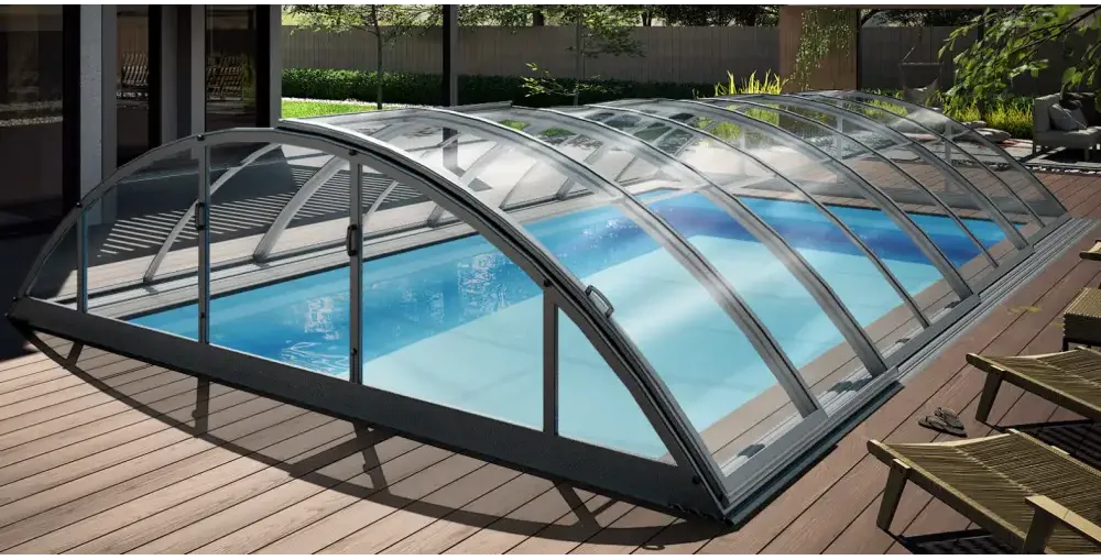 Pooltak Klasik 4×8 med modern valvformad glastak och svart metallram